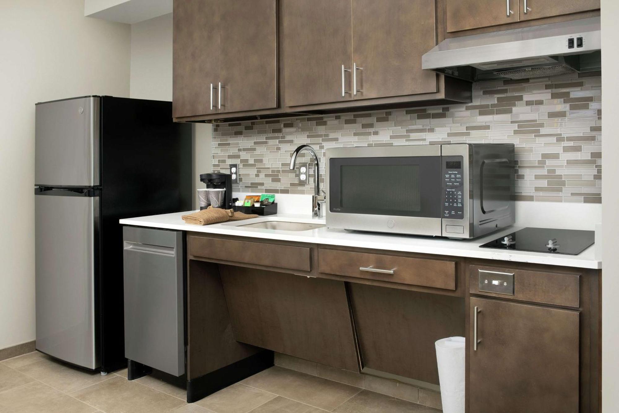 Hotel Homewood By Hilton Airport Tower Road